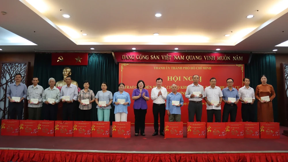 Thành ủy TP.HCM tặng quà Tết đến 261 bí thư chi bộ tiêu biểu, có hoàn cảnh khó khăn-bi-thu-chi-bo-tphcm.jpg