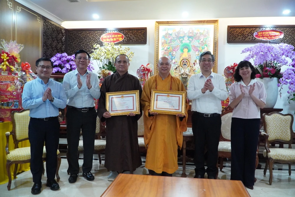 lanh-dao-thanh-uy-tphcm-tham-chuc-tet 1.jpg