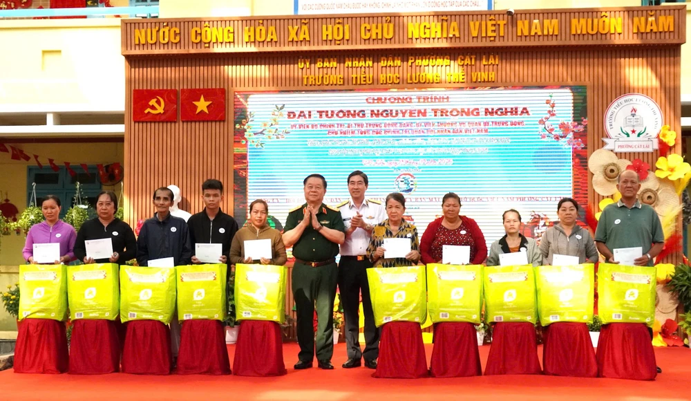Đại tướng Nguyễn Trọng Nghĩa tặng quà cho hơn 500 hộ dân khó khăn tại phường Cát Lái, TP.HCM-dai-tuong-nguyen-trong-nghia-tang-qua 2.jpg