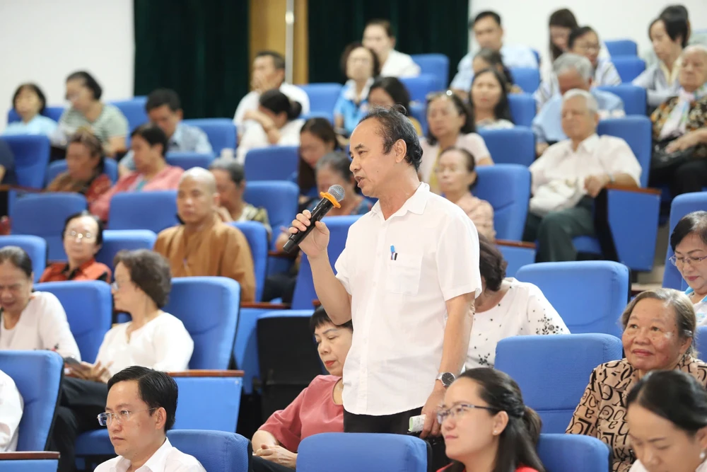 Bí thư Trần Lưu Quang: 'TP.HCM sẽ ưu tiên nguồn lực mở rộng các cơ sở y tế hiện hữu'-tiep-xuc-cu-tri-tphcm.jpg