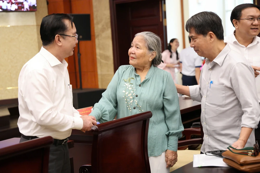 gao-mat-van-nghe-si-tphcm 3.jpg