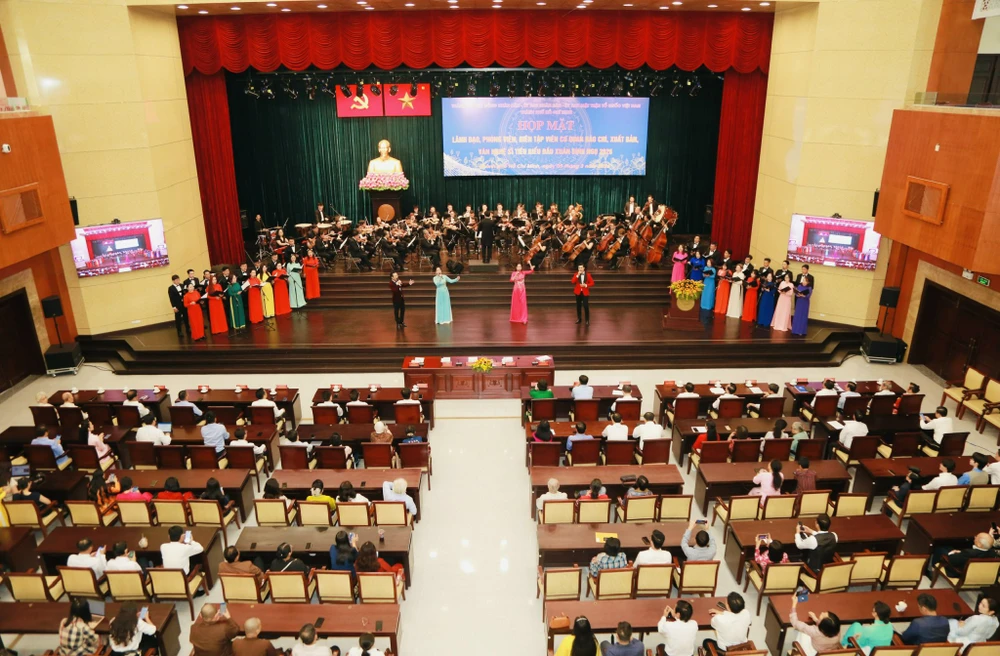 Phó Bí thư Văn Thị Bạch Tuyết: TP.HCM sẽ có thêm nhiều công trình văn hóa lớn-TPHCM-hop-mat-van-nghe-si-bao-chi .jpg