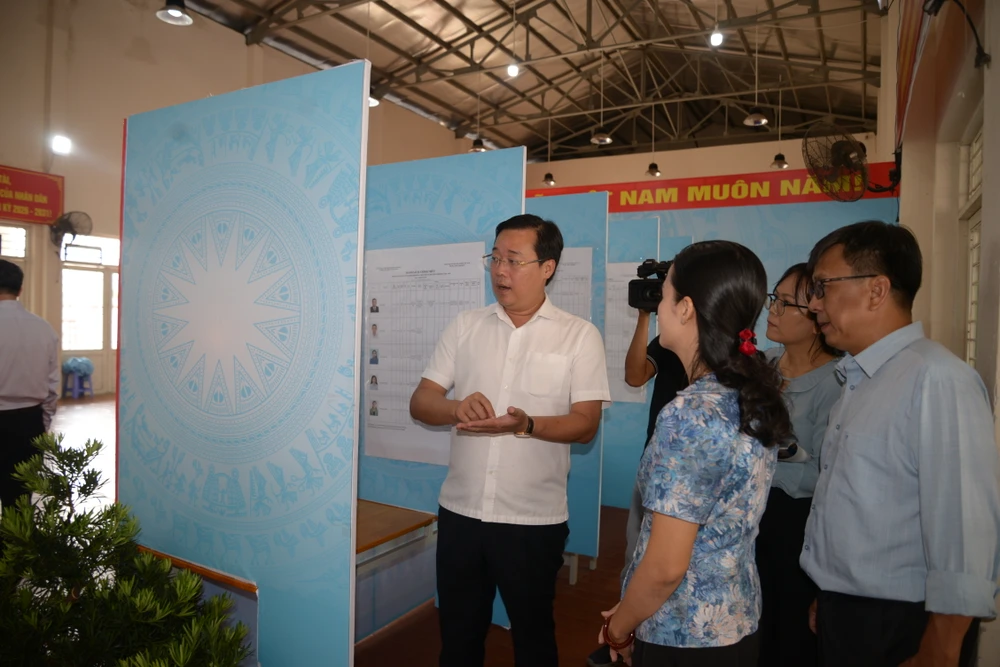 Phó Bí thư Thường trực Thành ủy TP.HCM Lê Quốc Phong kiểm tra công tác tổ chức bầu cử -bau-cu-lanh-ddao-tphcm-kiem-tra-chuan-bbi.jpg