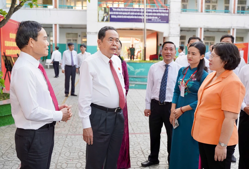 Không khí điểm bầu cử Chủ tịch Quốc hội Trần Thanh Mẫn và Bí thư TP.HCM Trần Lưu Quang bỏ phiếu tại xã Hóc Môn -chum-anh-bau-cu-tphcm 2.jpg