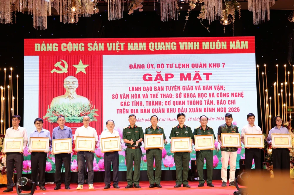 quan-khu-7-gap-mat-bao-chi 2.jpg