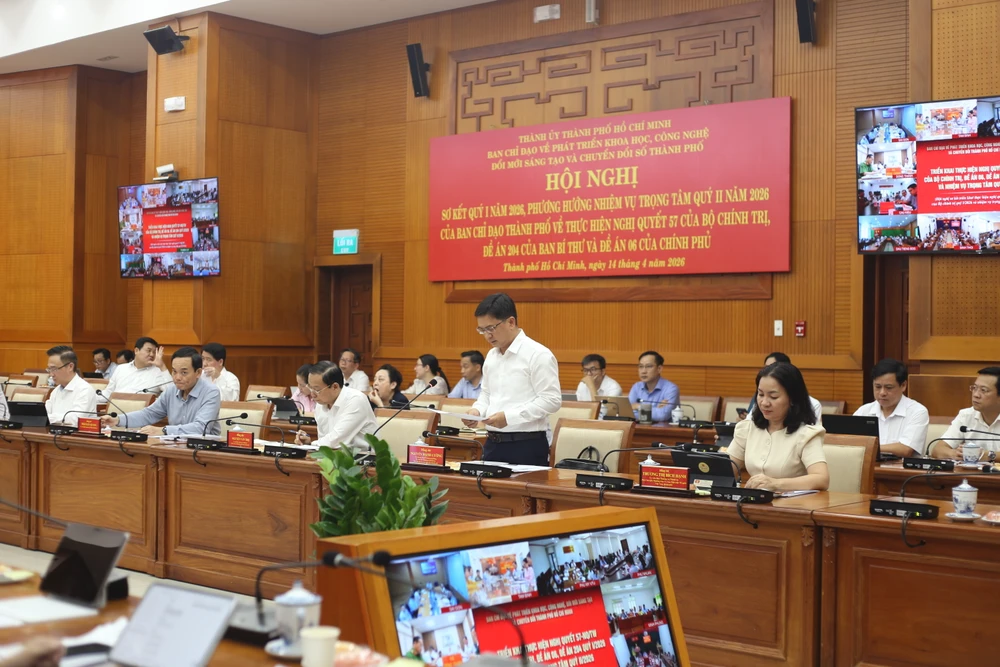 Phó Chủ tịch UBND TP.HCM Nguyễn Mạnh Cường báo cáo tại hội nghị. Ảnh: THANH TUYỀN