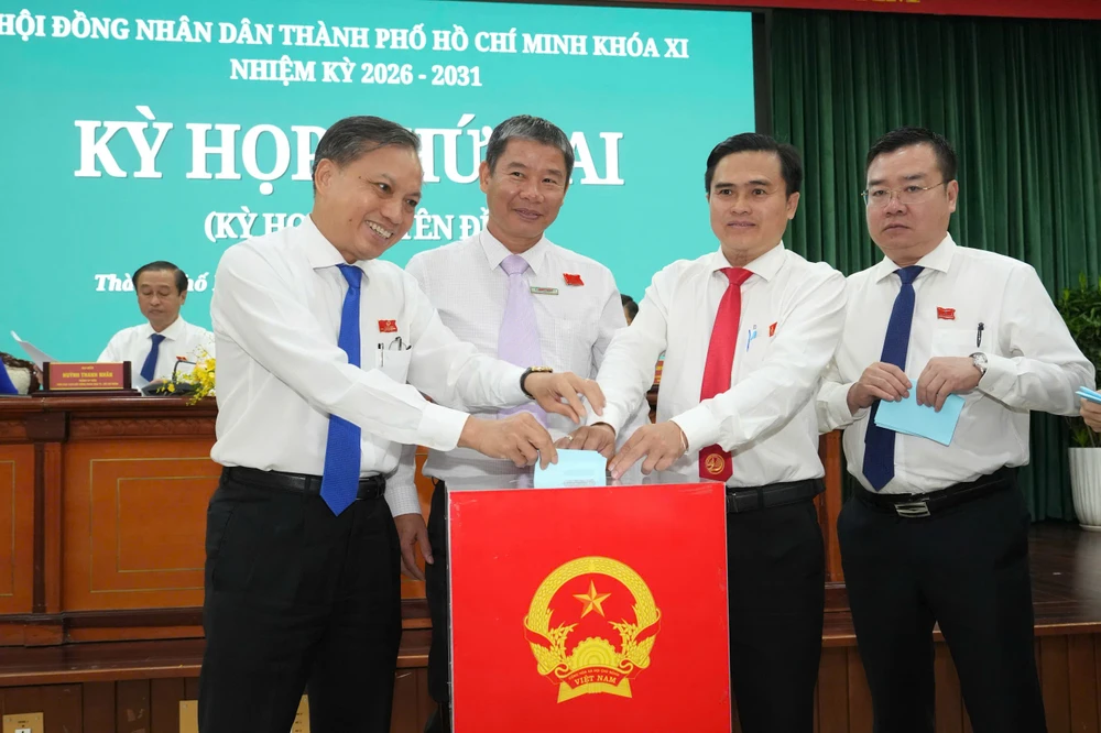 Uy-vien-UBND-TPHCM-trung-trung-kien 33.jpg