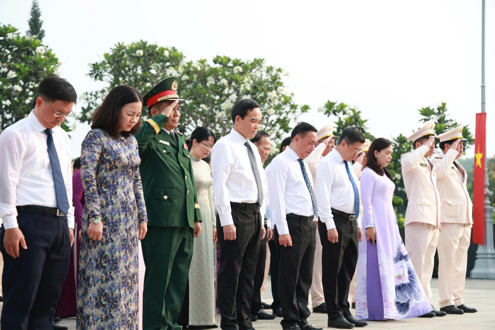 lanh-dao-tphcm-dang-huong-dang-hoa-30-4 (10).jpg