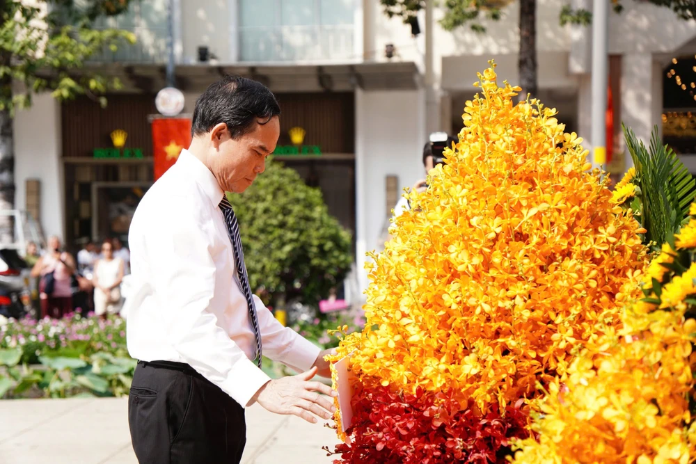 lanh-dao-tphcm-dang-huong-dang-hoa-30-4 (2).jpg