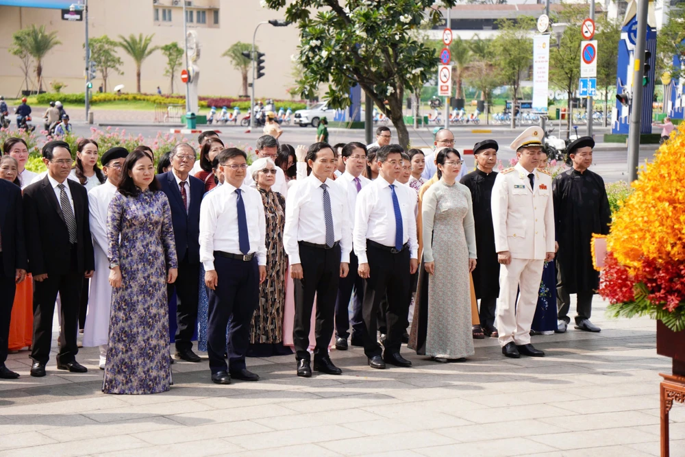 lanh-dao-tphcm-dang-huong-dang-hoa-30-4 (3).jpg