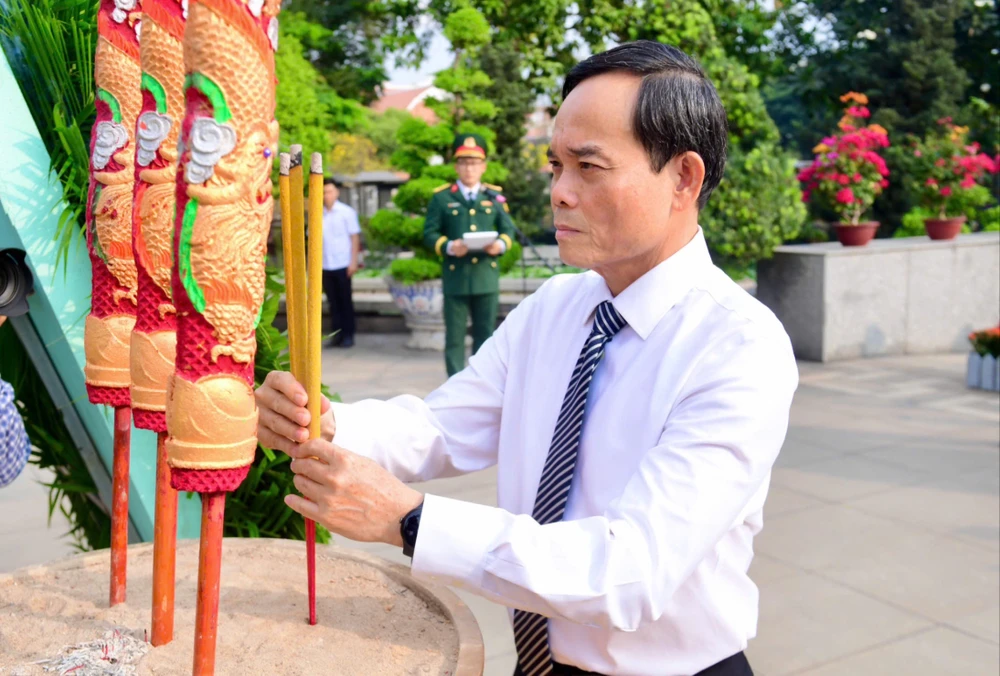 lanh-dao-tphcm-dang-huong-dang-hoa-30-4 (5).jpg