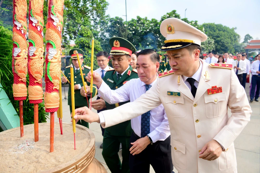 lanh-dao-tphcm-dang-huong-dang-hoa-30-4 (6).jpg