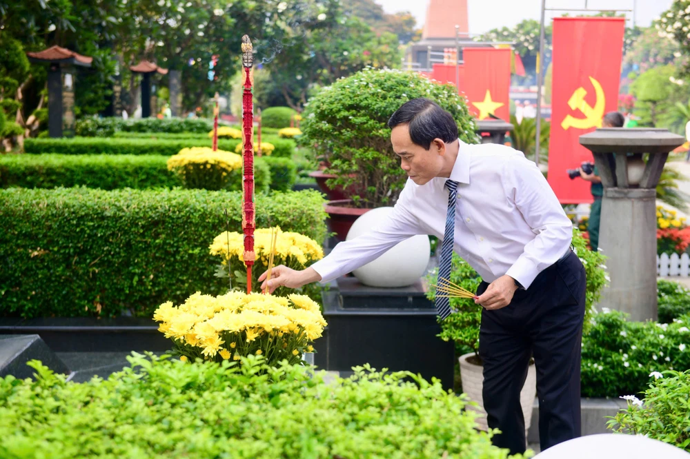 lanh-dao-tphcm-dang-huong-dang-hoa-30-4 (7).jpg