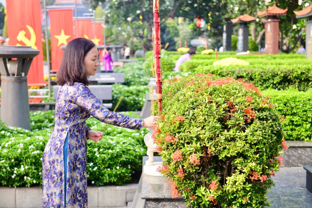 lanh-dao-tphcm-dang-huong-dang-hoa-30-4 (8).jpg