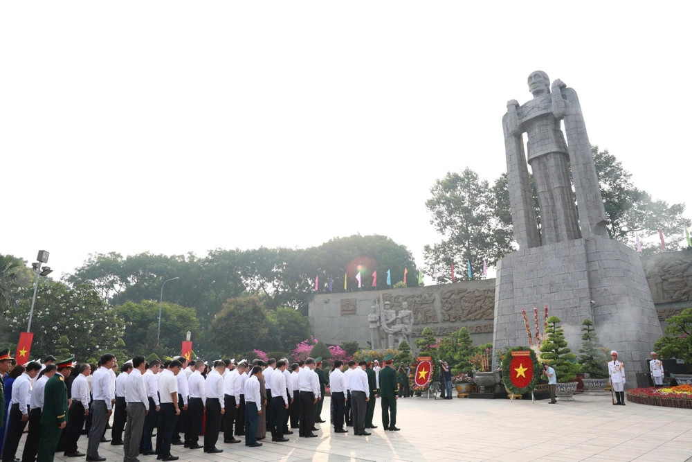 lanh-dao-tphcm-dang-huong-dang-hoa-30-4 (9).jpg