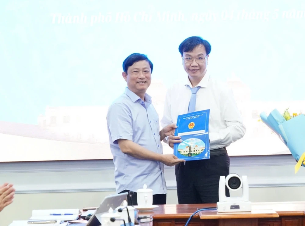 can-bo-ttphcm-hdnd.jpg