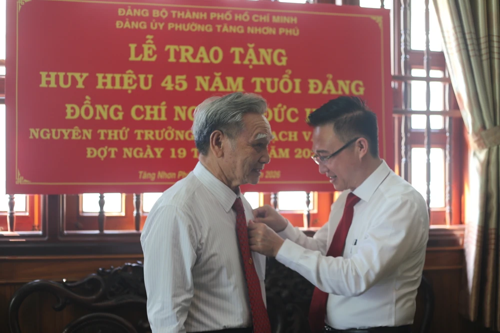 trao-huy-hieu-45-nam-tuoi-dang .JPG