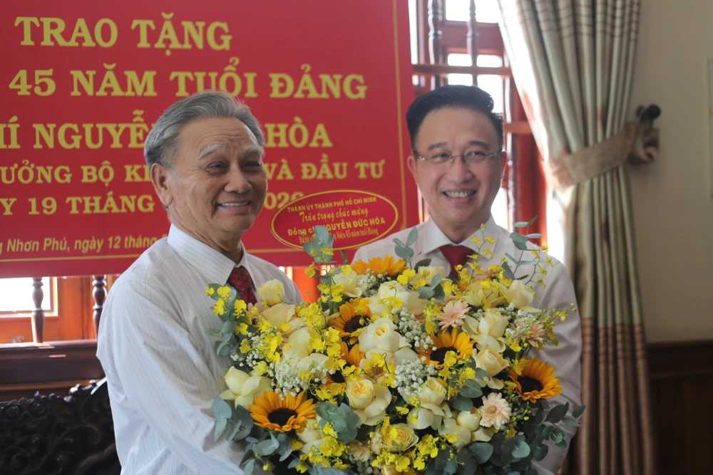 trao-huy-hieu-45-nam-tuoi-dang.JPG