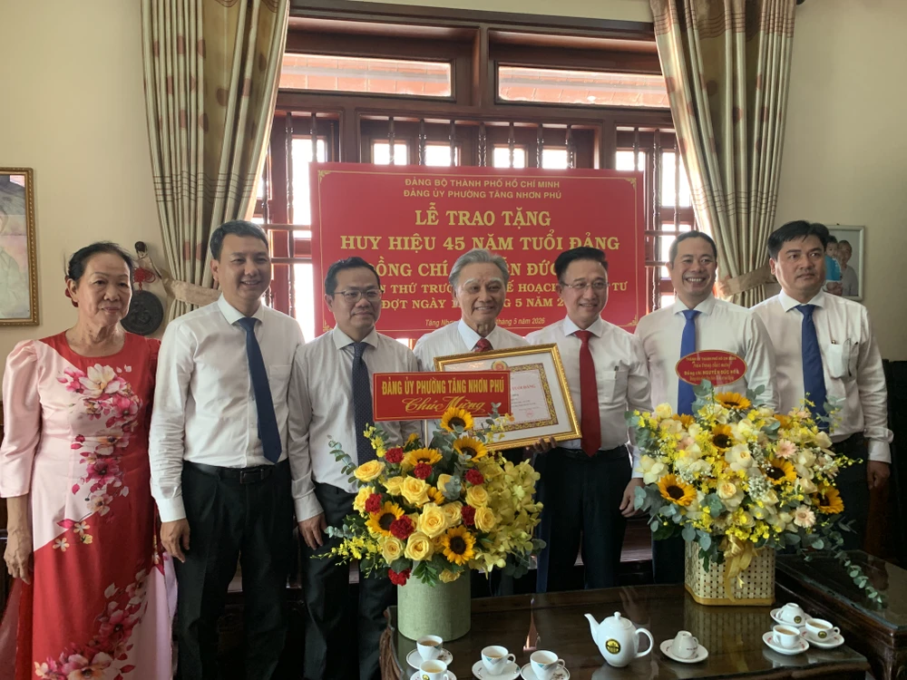 trao-huy-hieu-45-nam-tuoi-dang.JPG.JPG