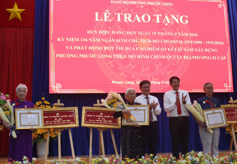 Phó Chủ tịch UBND TP.HCM Nguyễn Mạnh Cường trao Huy hiệu đảng cho các đảng viên dịp 19-5-trao-huy-hieu-dang-19-5.JPG