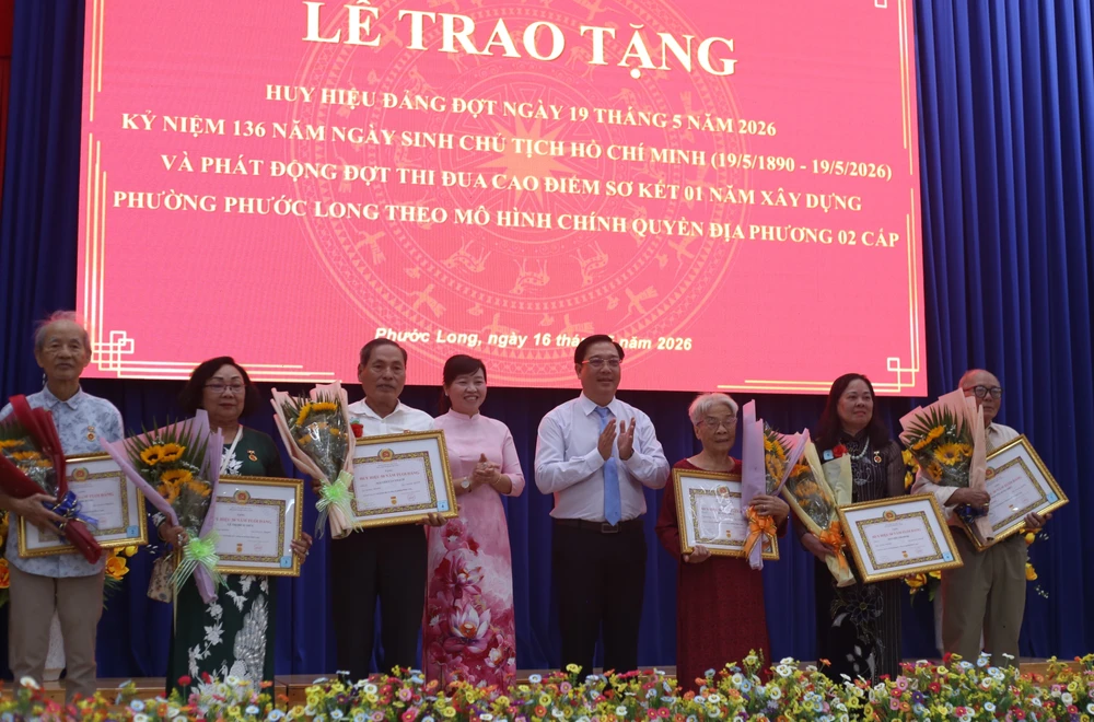 Phó Chủ tịch UBND TP.HCM Nguyễn Mạnh Cường trao Huy hiệu đảng cho các đảng viên dịp 19-5-trao-huy-hieu-dang-19-5-tphcm4.JPG