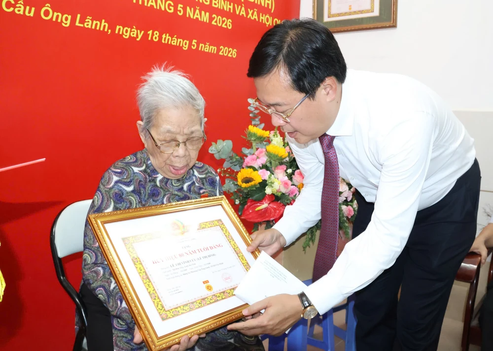 lanh-dao-thanh-uy-trao-huuy-hieu-dang 10.jpg