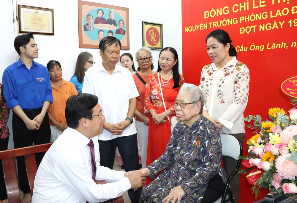 lanh-dao-thanh-uy-trao-huuy-hieu-dang 11.jpg