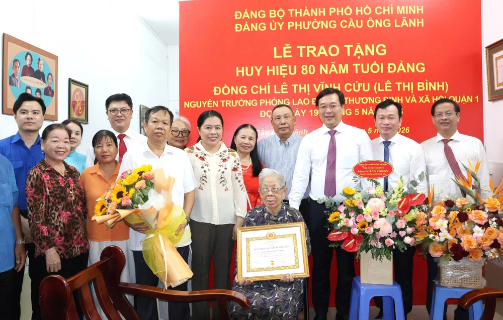 lanh-dao-thanh-uy-trao-huuy-hieu-dang 12.jpg