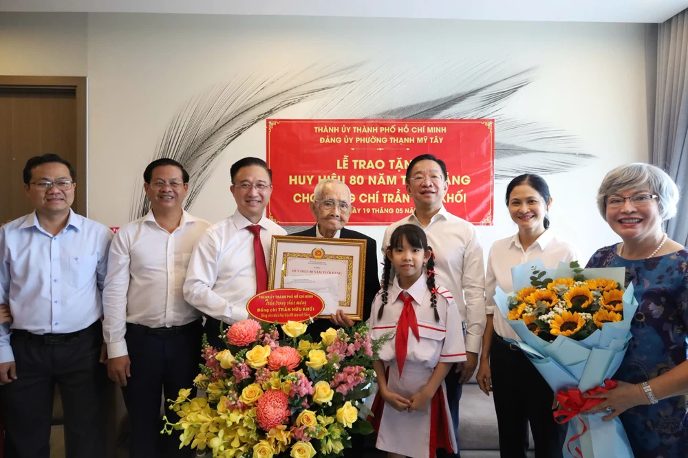 lanh-dao-thanh-uy-trao-huy-hieu-dang 2.jpg
