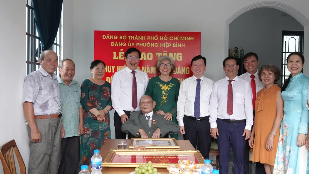 lanh-dao-thanh-uy-trao-huy-hieu-dang 5.jpg
