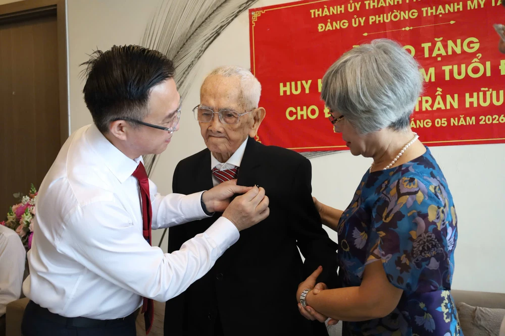 lanh-dao-thanh-uy-trao-huy-hieu-dang.jpg