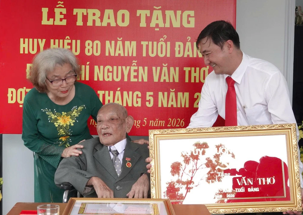 lanh-dao-thanh-uy-trao-huy-hieu-dang 7.jpg