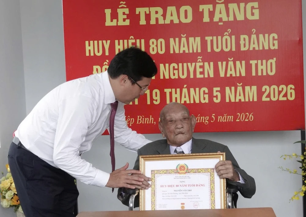 Phó Bí thư Thường trực Thành ủy TP.HCM Lê Quốc Phong trao Huy hiệu đảng cho đảng viên cao tuổi -lanh-dao-thanh-uy-trao-huy-hiue-dang-9.jpg