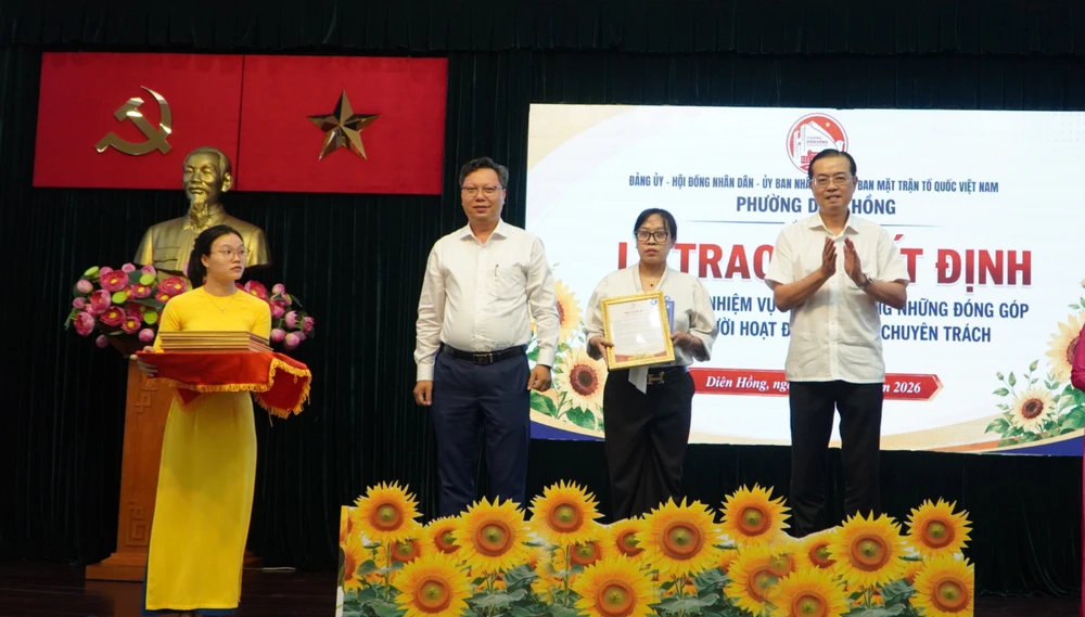 Một phường tại TP.HCM trao quyết định kết thúc nhiệm vụ, biểu dương những đóng góp của người hoạt động không chuyên tráchnguoi-hoat-dong-khong-chuyenn-trach-phuong-dien-hong 6.jpg