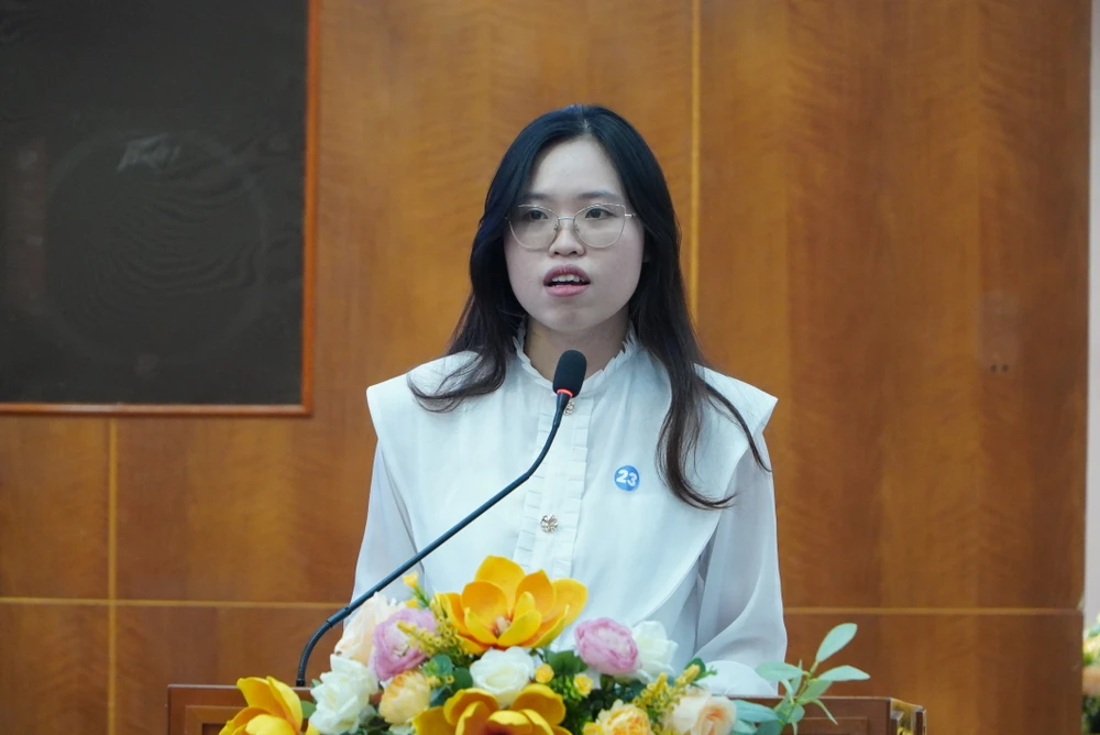 Một phường tại TP.HCM trao quyết định kết thúc nhiệm vụ, biểu dương những đóng góp của người hoạt động không chuyên trách-nguoi-hoat-dong-khong-chuyenn-trach-phuong-dien-hong 7.jpg