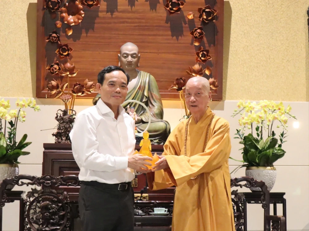 Bí thư Thành ủy TP.HCM Trần Lưu Quang thăm, chúc mừng Đại lễ Phật đản -phat-dan-Bi-thu-tran-luu-quang 2.jpg