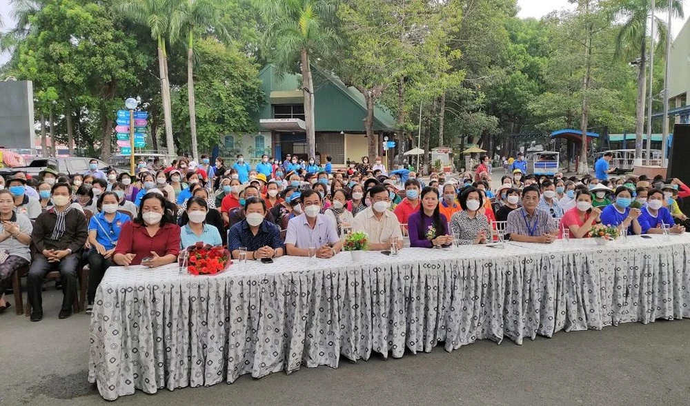 Hội thi được đông đảo người dân của 16 phường thuộc quận 11 hăng hái tham gia. Ảnh: THẢO PHƯƠNG