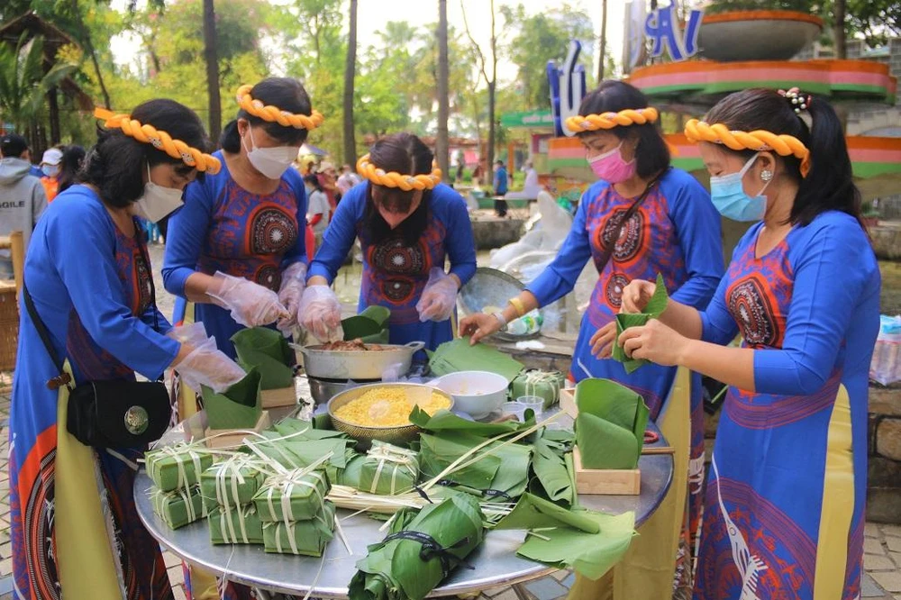 Bà Mai Ngọc Hà và chị em cùng mặc áo dài tham gia cuộc thi để thể hiện vẻ đẹp truyền thống áo dài của VN. Ảnh: THẢO PHƯƠNG