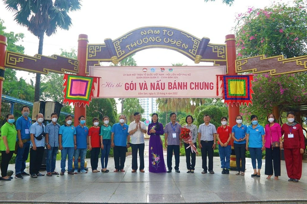 Hội thi Gói và trang trí mâm bánh dâng lên bàn thờ Quốc tổ tổ chức tại quảng trường vua Hùng. Ảnh: THẢO PHƯƠNG