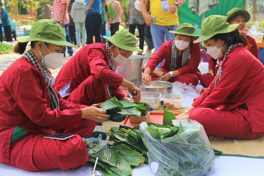 Ông Hạp Tiến Động cùng đồng đội gói những chiếc bánh sạch đẹp, thơm ngon để dâng lên ngày giỗ tổ. Ảnh: THẢO PHƯƠNG