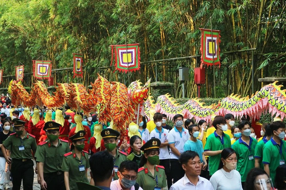 Buổi lễ với nhiều hoạt động lễ hội đặc sắc phục vụ đồng bào đến dự lễ. Ảnh: TÚ NGÂN