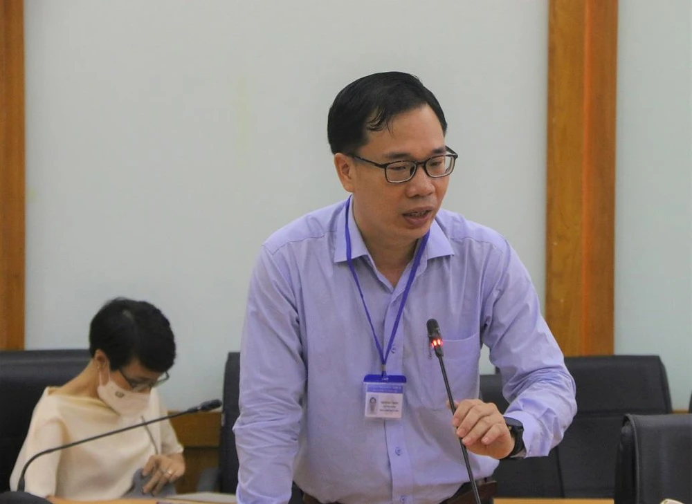 Ông Trịnh Duy Trọng cho biết toàn bộ các cơ sở GD có HS lớp 6 sẽ triển khai tiêm vào sáng thứ 7 ngày 16-4. Ảnh: THẢO PHƯƠNG