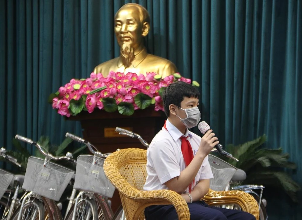 Hồ Bá Minh Trí (lớp 6 trường THCS Thông Tây Hội) hằng ngày phải đi bộ đến trường. Ảnh: THẢO PHƯƠNG