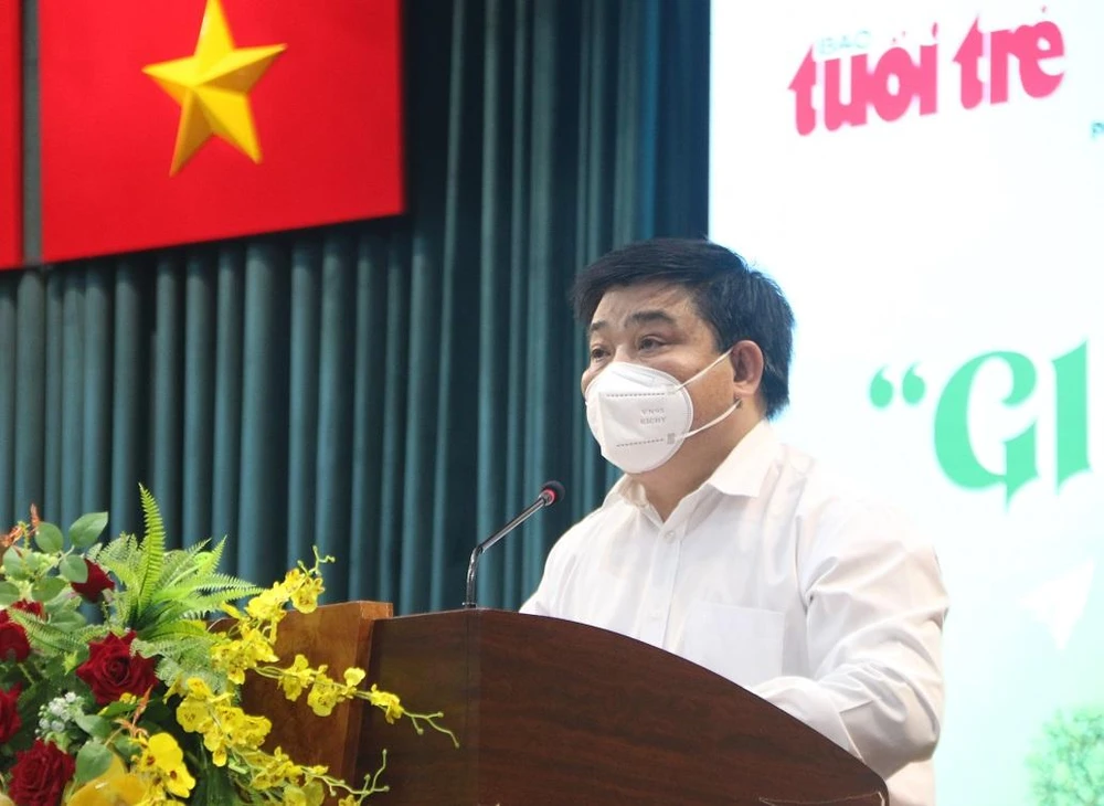 Ông Lê Thế Chữ mong các HS hãy tiếp tục theo đuổi đến cùng con đường học vấn của mình. Ảnh: THẢO PHƯƠNG