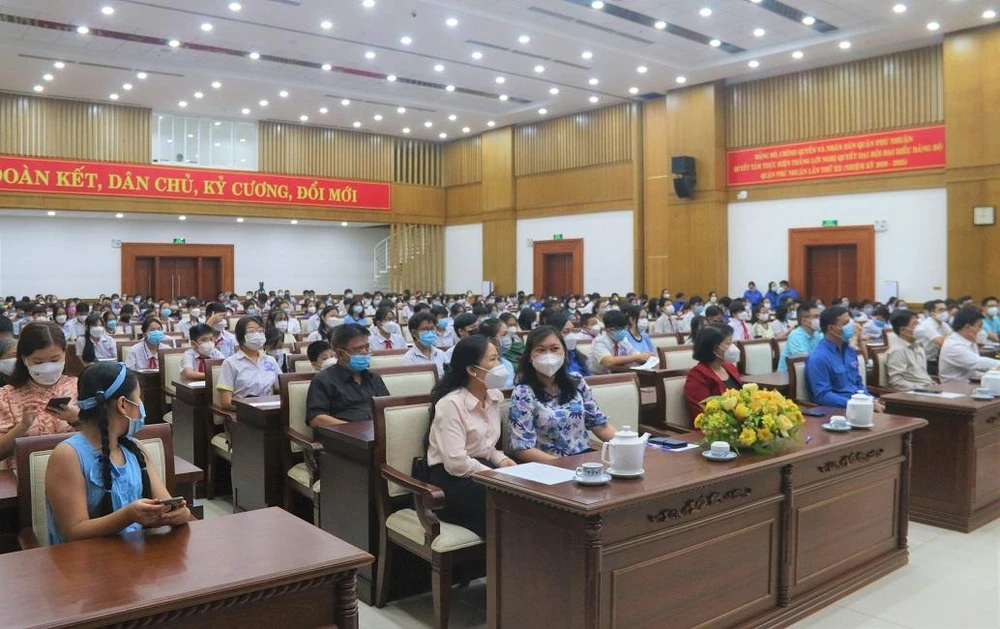 Lễ trao học bổng mang tên “Gieo mầm tri thức”. Ảnh: THẢO PHƯƠNG