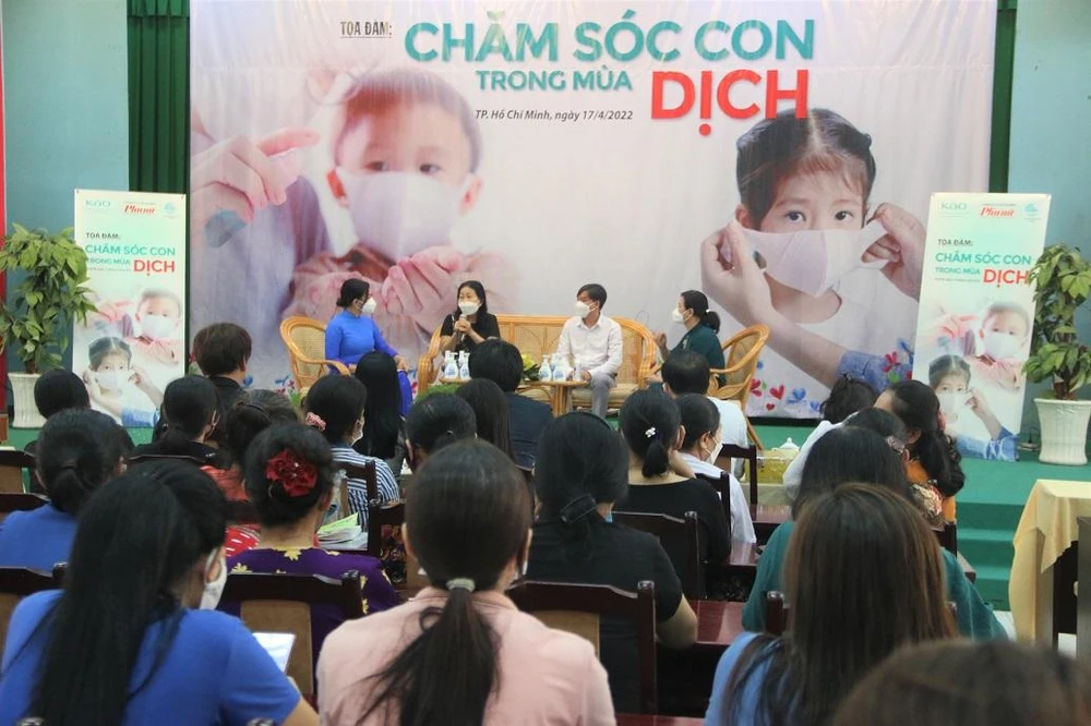 Các bậc phụ huynh chăm chú nghe chuyên gia chia sẻ ý kiến. Ảnh: THẢO PHƯƠNG