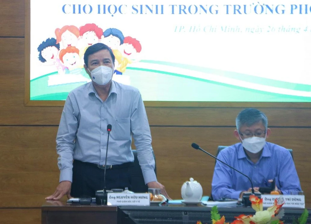 Bác sĩ Nguyễn Hữu Hưng chia sẻ các giải pháp tư vấn tâm lý cho học sinh. Ảnh: THẢO PHƯƠNG