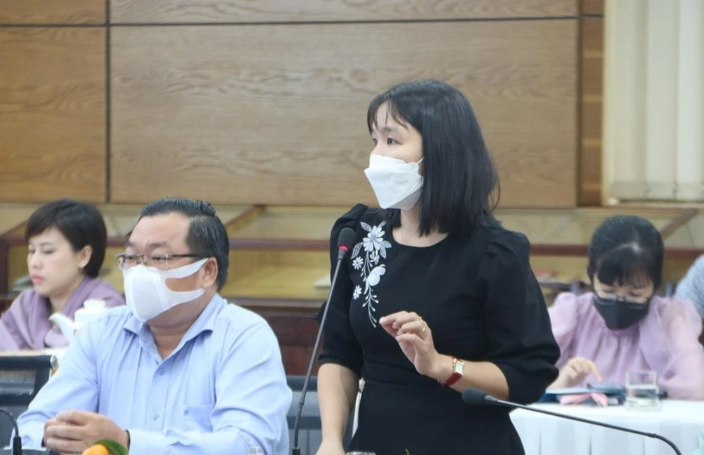 Cô Nguyễn Thị Hường chia sẻ khó khăn và kiến nghị tại hội thảo. Ảnh: THẢO PHƯƠNG