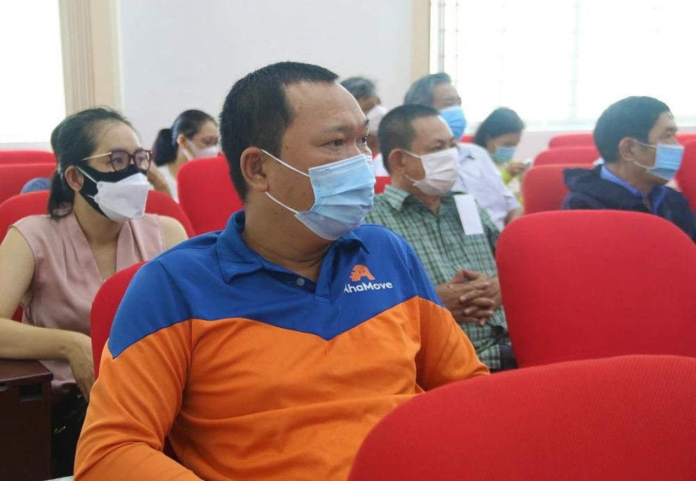 Anh Nguyễn Ngọc Thanh hai lần bị tai nạn lao động nhưng vẫn lạc quan, sống tốt. Ảnh: THẢO PHƯƠNG