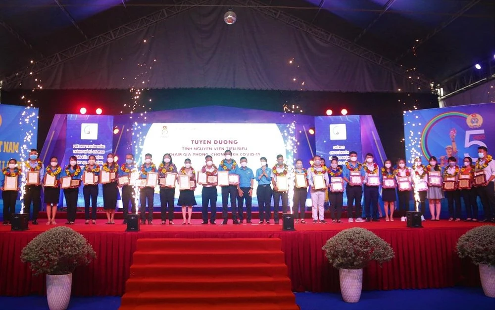 Tuyên dương 50 cán bộ, đoàn viên Công đoàn, người lao động tích cực tham gia chống dịch. Ảnh: THẢO PHƯƠNG